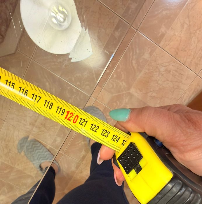 Mesa de jantar oitavada com base de mármore e tampo de vidro