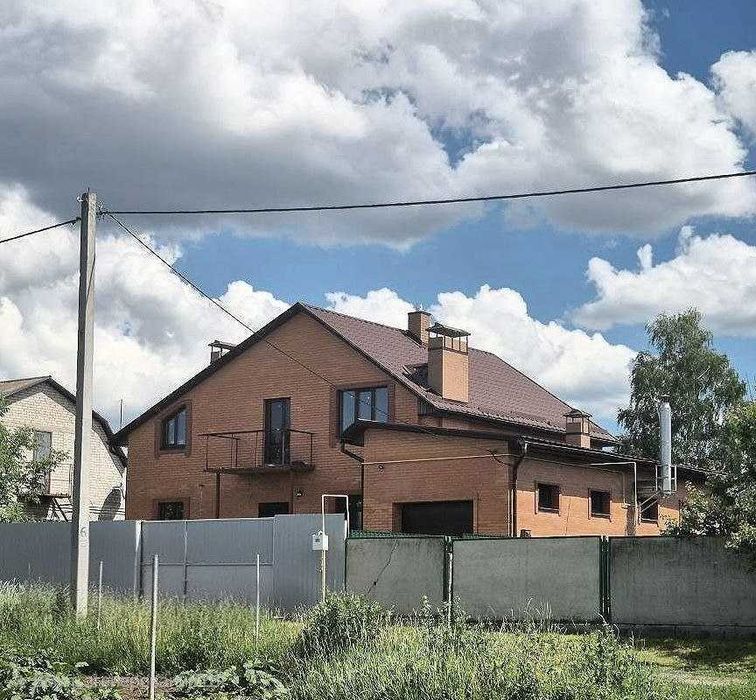 Продам 2-х поверховий будинок з усіма комунікаціями  біля Озера Супрунівка