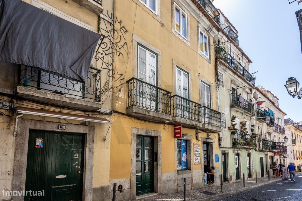 Apartamento T2 remodelado e mobilado no Bairro Alto — conforto e local
