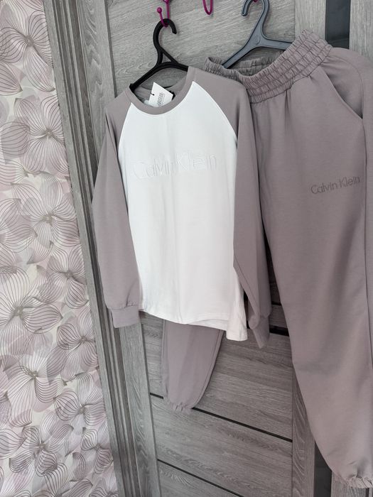 Новий костюм Calvin klein