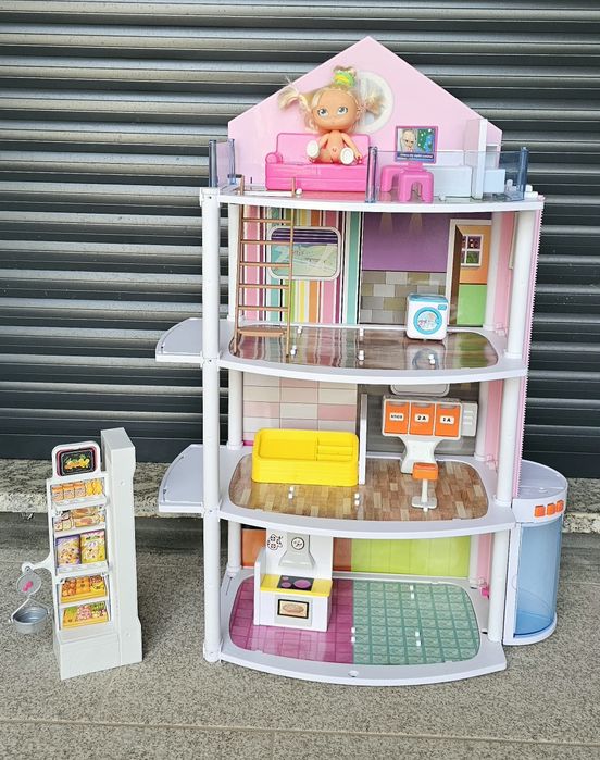 Casa de bonecas com elevador a funcionar