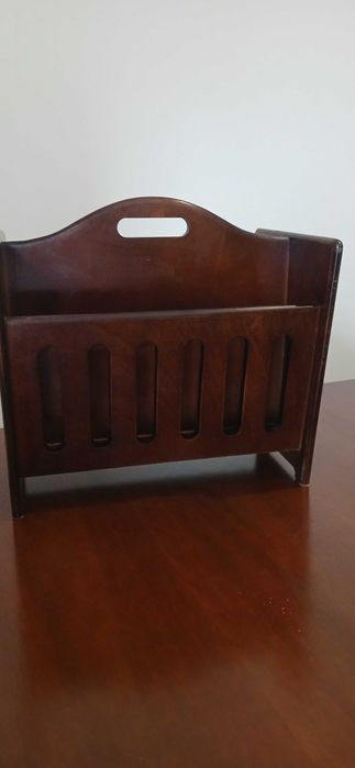 Porta-Revistas em Ótimo Estado – Estilo e Arrumação