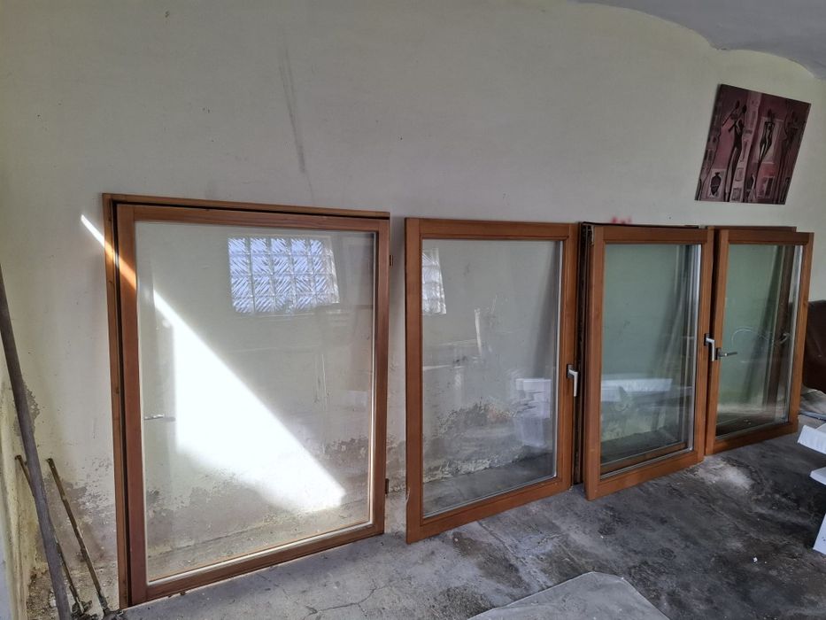 Okna drewniane bez ram.