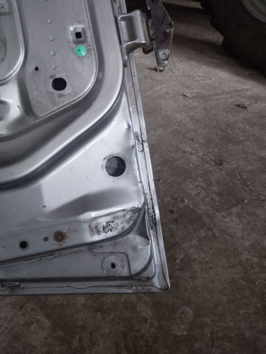 Двері Вольво потребують ремонту. Ліва водійська.ціна 5500;