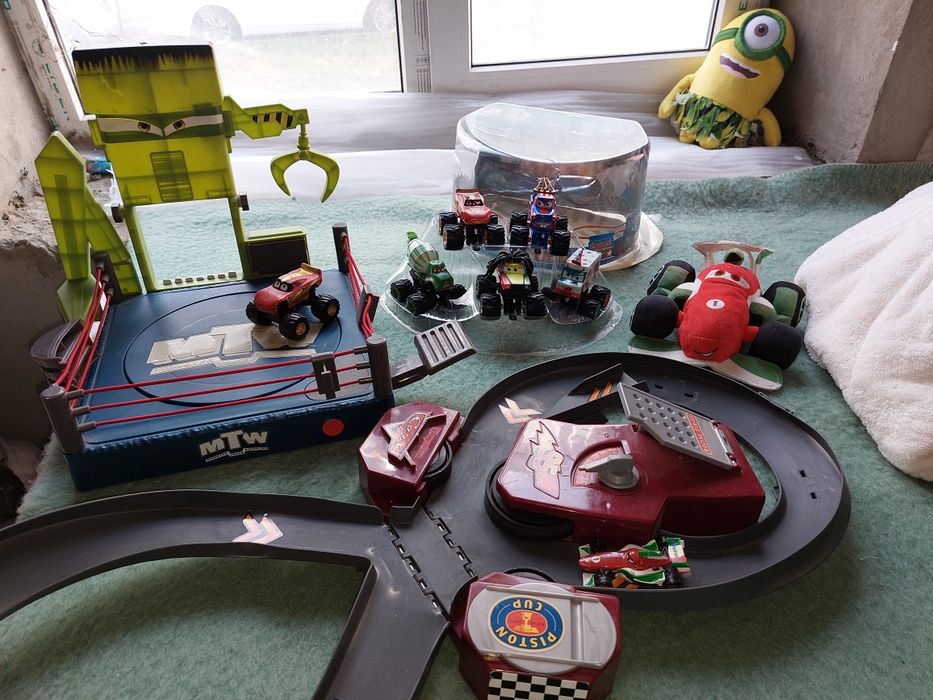 Disney cars колекція машинок і трек