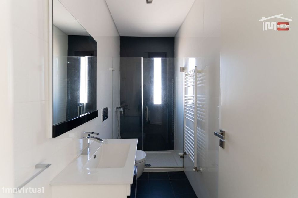 Apartamento T2 Com Cozinha Equipada  Como Novo Com Elevador E Garag...