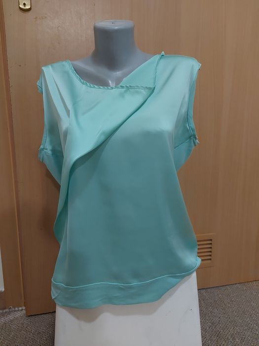 Miętowy t-shirt M/L 38/40 atłasowa bluzka, tył wykonany z wiskozy, prz