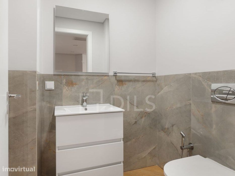 Apartamento T2 novo, na Parede, junto praia, com garagem e elevador