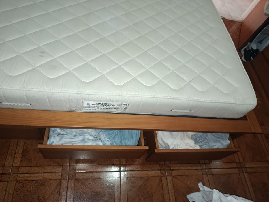 vendo cama  com colchao cómoda e mesas de cabeceira
