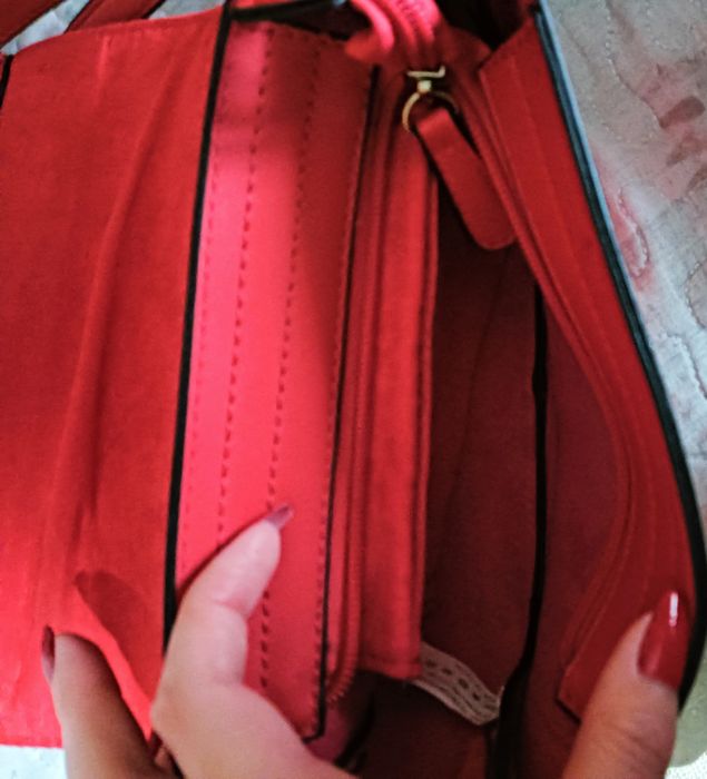 Mala vermelha a tiracol