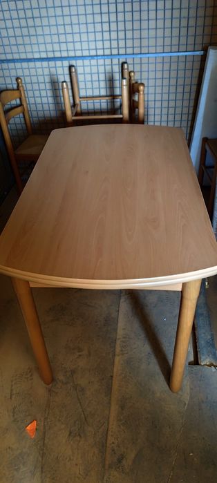 Maea de cozinha com quartro cadeiras