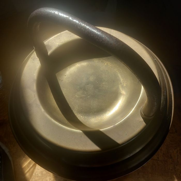 Cinzeiro de pé alto em latão e estanho