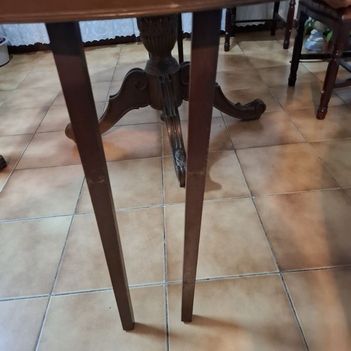 Mesa de sala em ótimas condições mais 4 cadeiras