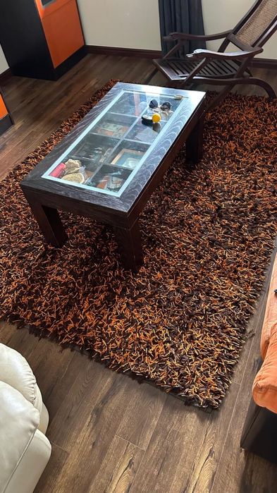 Tapete preto e laranja