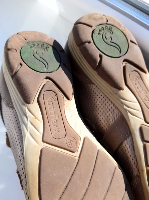 Взуття Footflexx на липучках золотистого кольору на рівному ходу