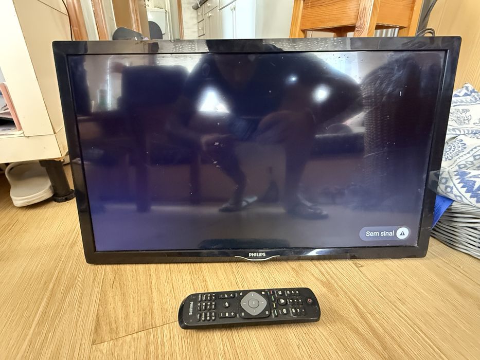 Phillips TV with Remote Control64553118457345120