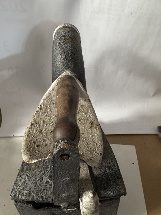Ferro antigo a carvão