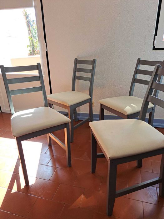 Cadeiras confortáveis,giríssimas - são 4 iguais