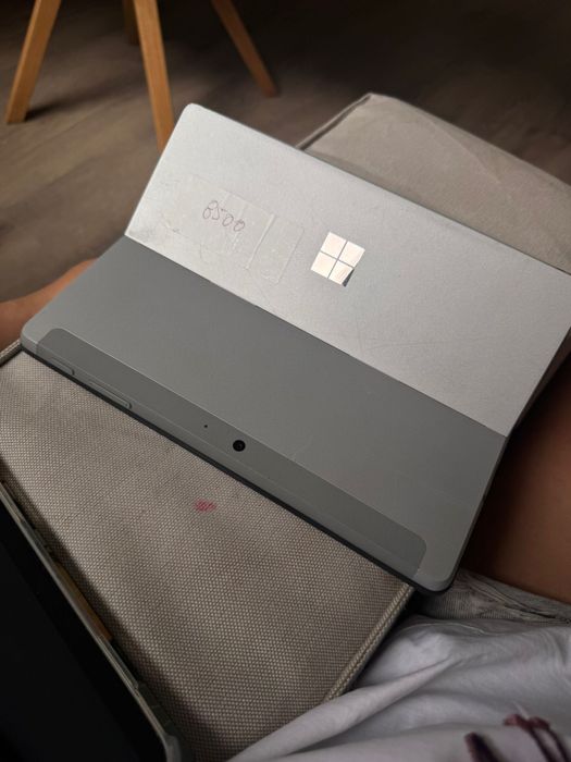 Microsoft Surface Go + Teclado + Cartão 64GB