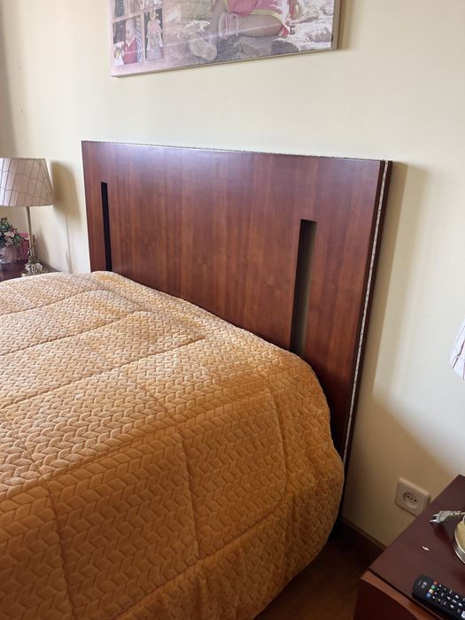 Conjunto de Quarto Completo: Cama + Colchão + Cómoda + 2 Mesas de Cabeceira