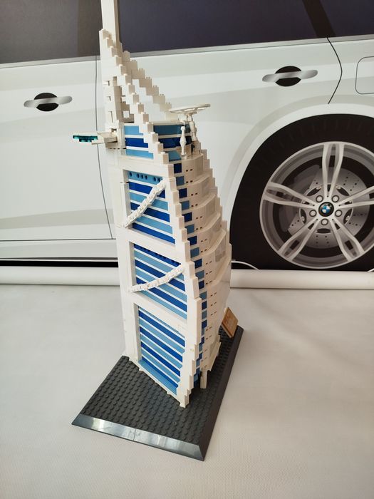 Конструктор 67 см высотой  Dubai Burj Al Arab Hotel 1368 деталей