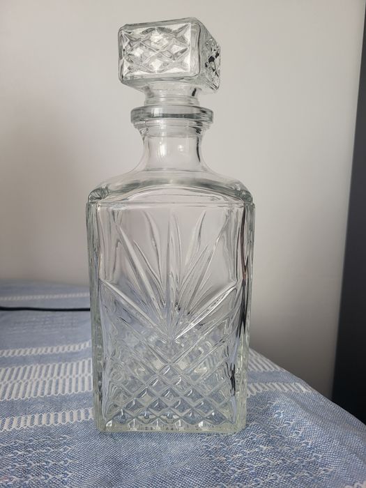 Графін скляний .