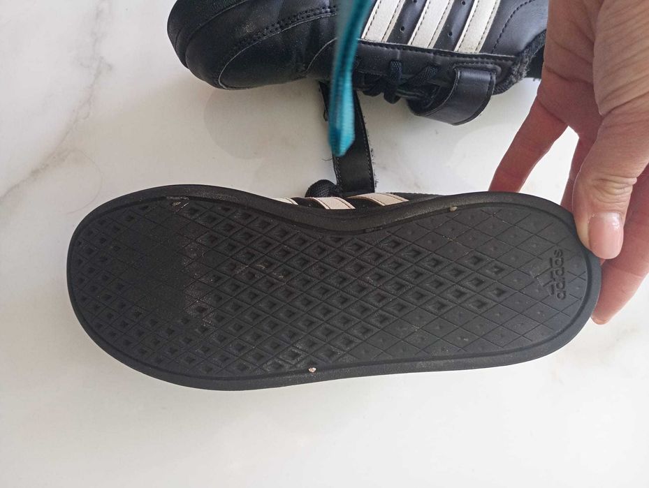 Adidas dziecięce sneakersy r. 34 – czarne z białymi paskami