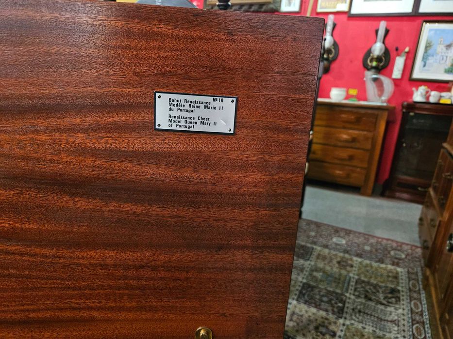 Grande cómoda / Bau em madeira maciça trabalhada - óptimo estado geral