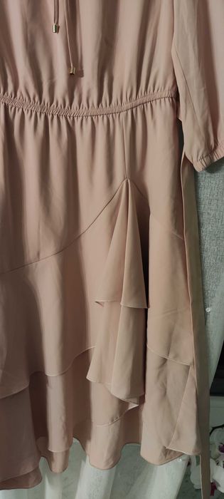 Sukienka z falbanką z paskiem