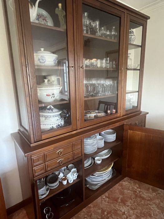 Móvel com cristaleira