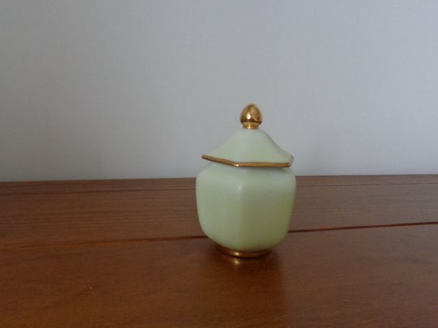 Pote em porcelana pintado à mão