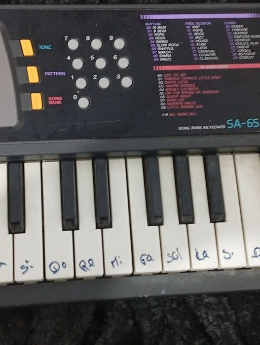 Órgão Casio a funcionar menos duas teclas