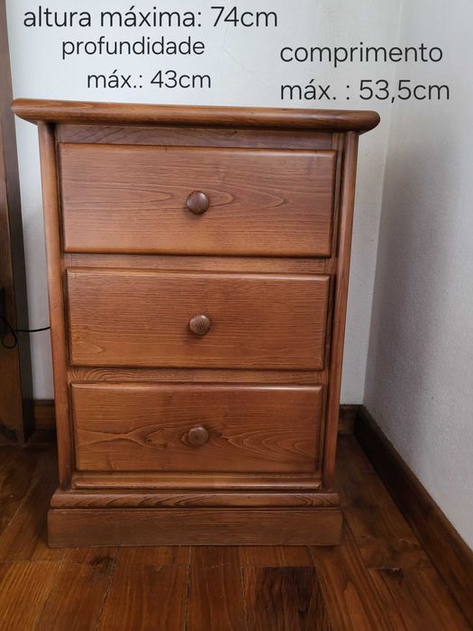 Duas mesinhas de cabeceira