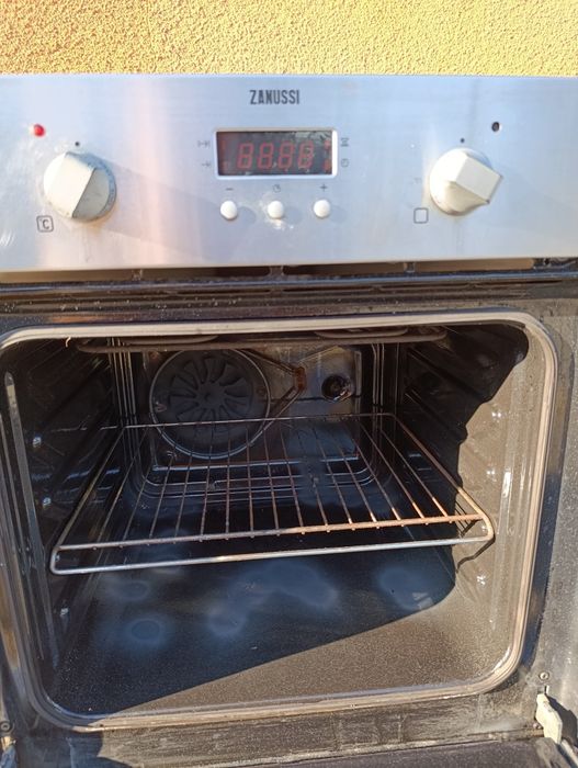 Вбудована духовка Zanussi