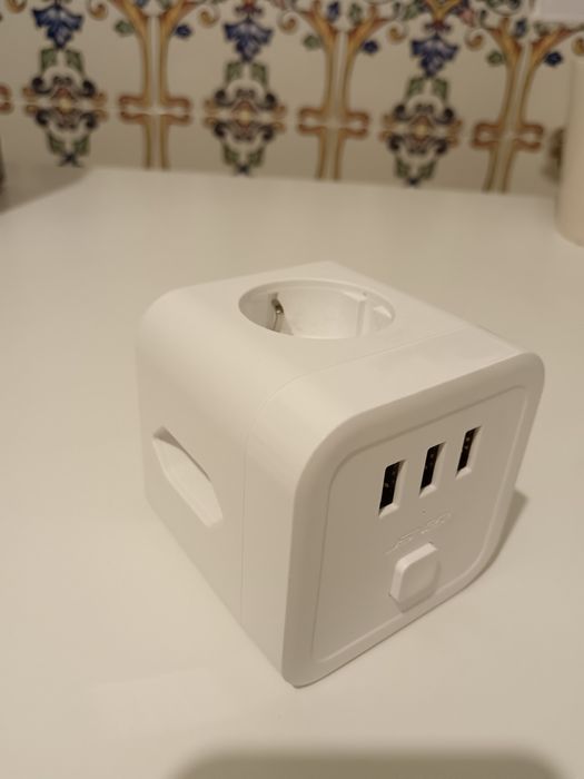 Tomada com entradas europeias e usb