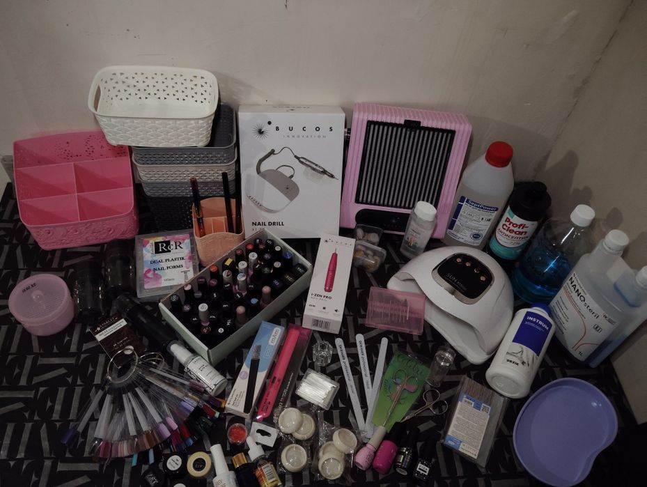 Набір для манікюру 
• 2 сухі олії для кутикули з