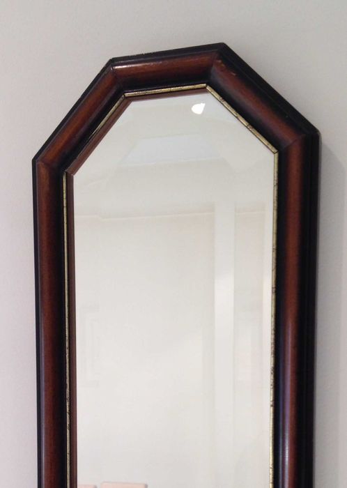 Espelho biselado com moldura em madeira