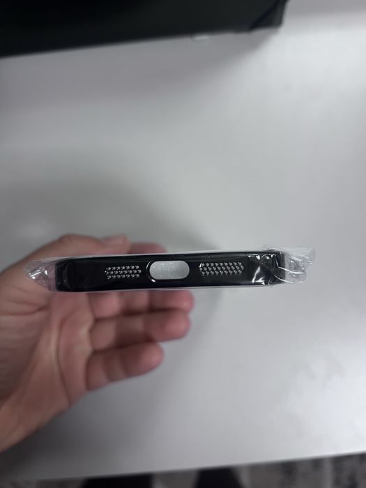 Продам магнітний чехол Iphone13