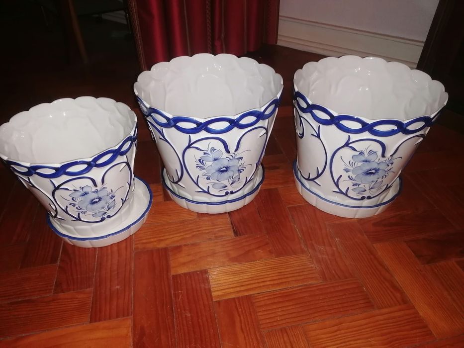 Conjunto de três Vasos em louça com pratos