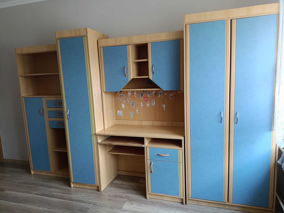 Meble niebieskie z biurkiem