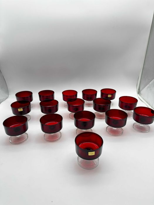 Piękny duży zestaw kieliszków deserówek czerwone szkło Luminarc 16szt