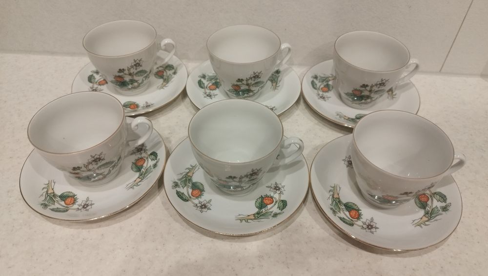 Zestaw filiżanek z podstawkami, porcelana Włocławek