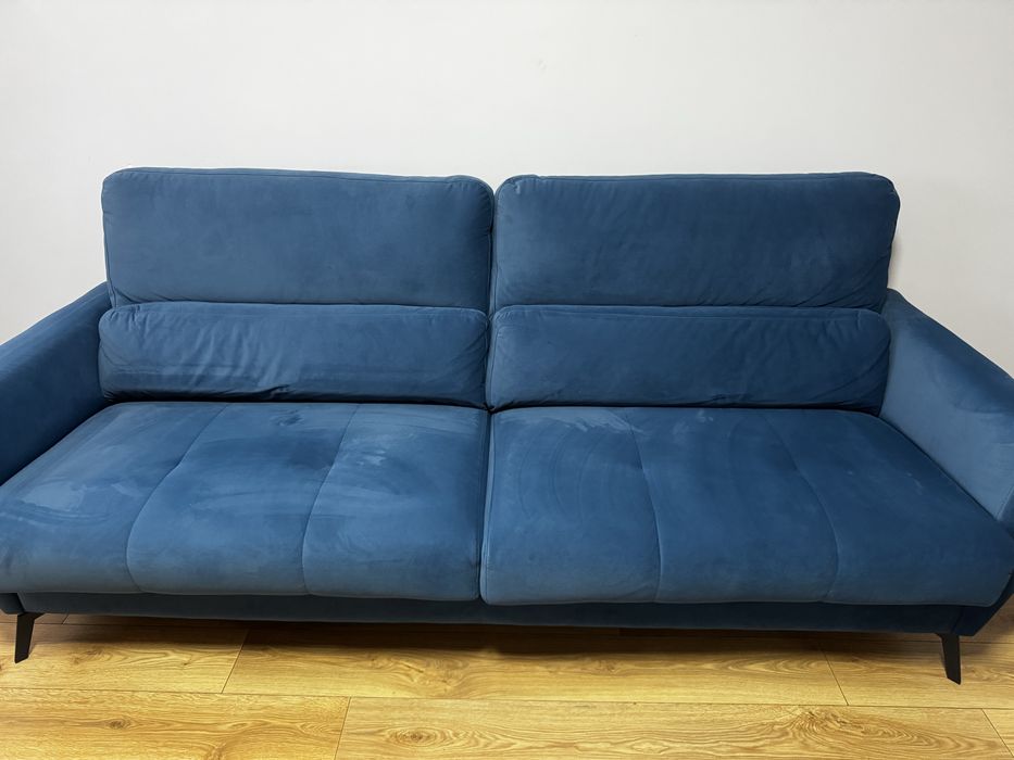 Granatowa sofa welurowa Benetto 3W z wysuwanym siedziskiem – 2-letnia, stan BDB