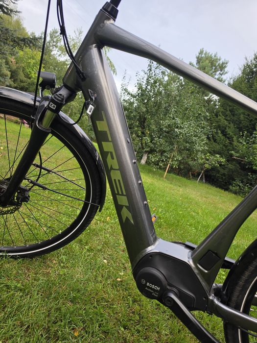 Elekrtyczny TREK District+ 7 – Bosch Active Line Plus 500 Wh – pasek – 2023 – Brooks B135 - Ładowarka Bosch