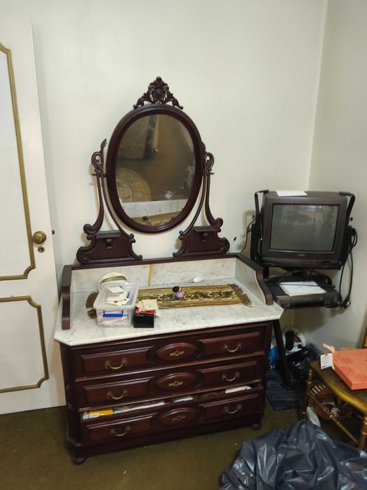 Mobília de Quarto Clássica em Madeira Maciça com Toucador em Mármore e Cama Torneada
