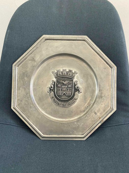 Prato metálica com o brasão da cidade de Pinhel