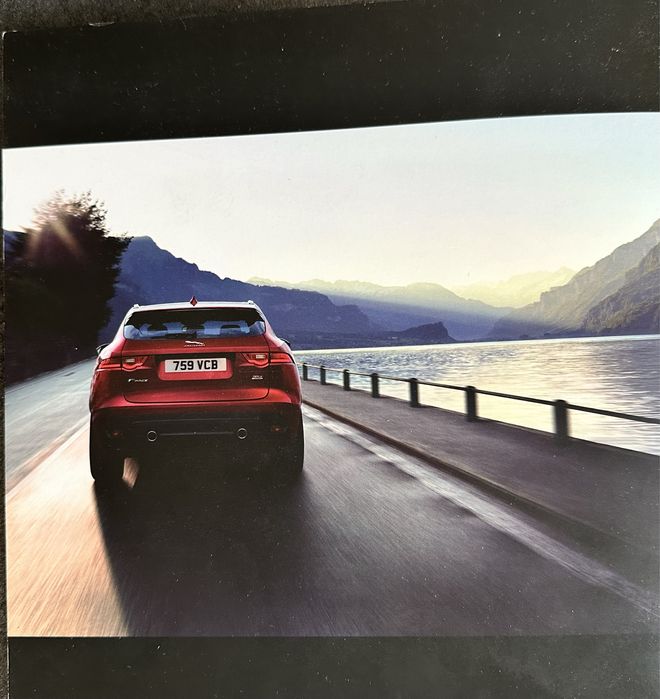 Jaguar F-pace prospekt.