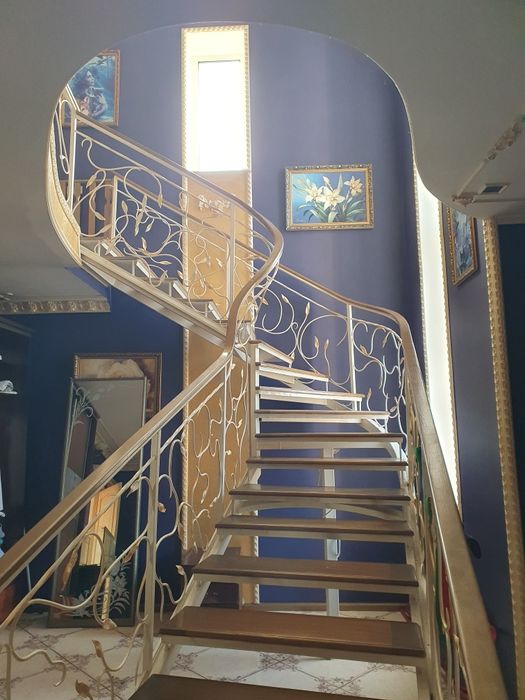 Продаётся добротный 3-х эт.дом в Константиновке для большой семьи.