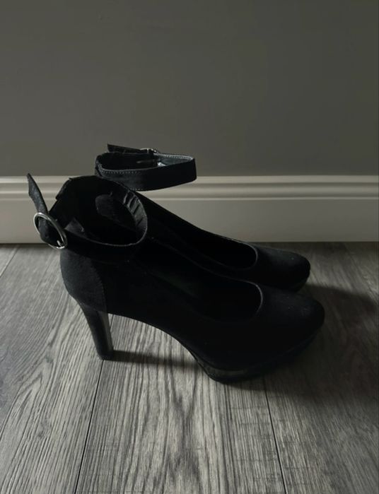 Czarne buty na obcasie