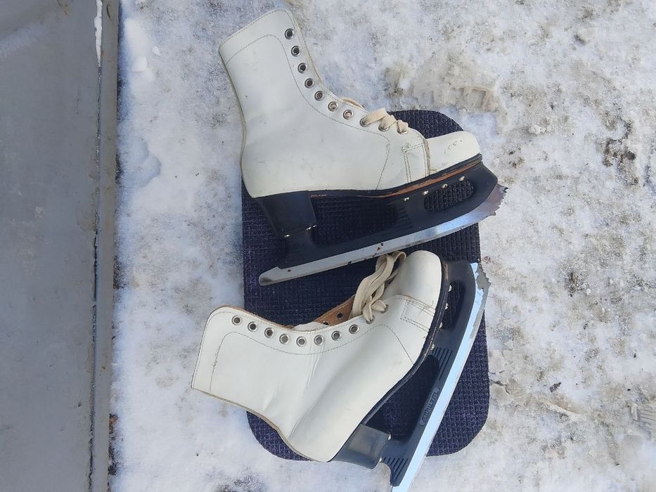 Коньки белые, детские